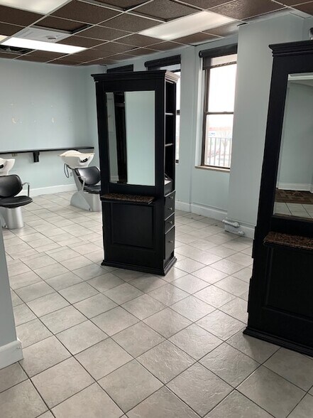 More Photos Of 103 E State St, Mason City Office For Lease