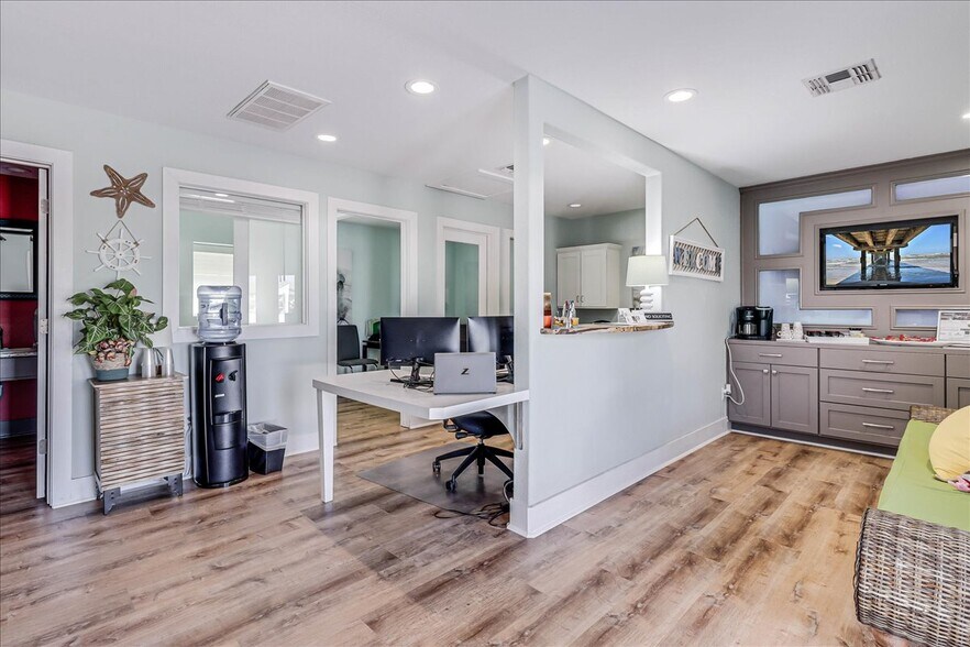 More Photos Of 121 Cut Off Rd, Port Aransas Office For Sale