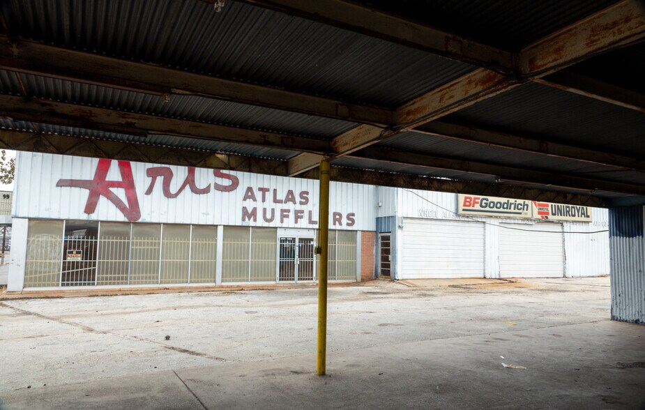 More Photos Of 3350 Fredericksburg Rd, San Antonio Auto Repair For Lease