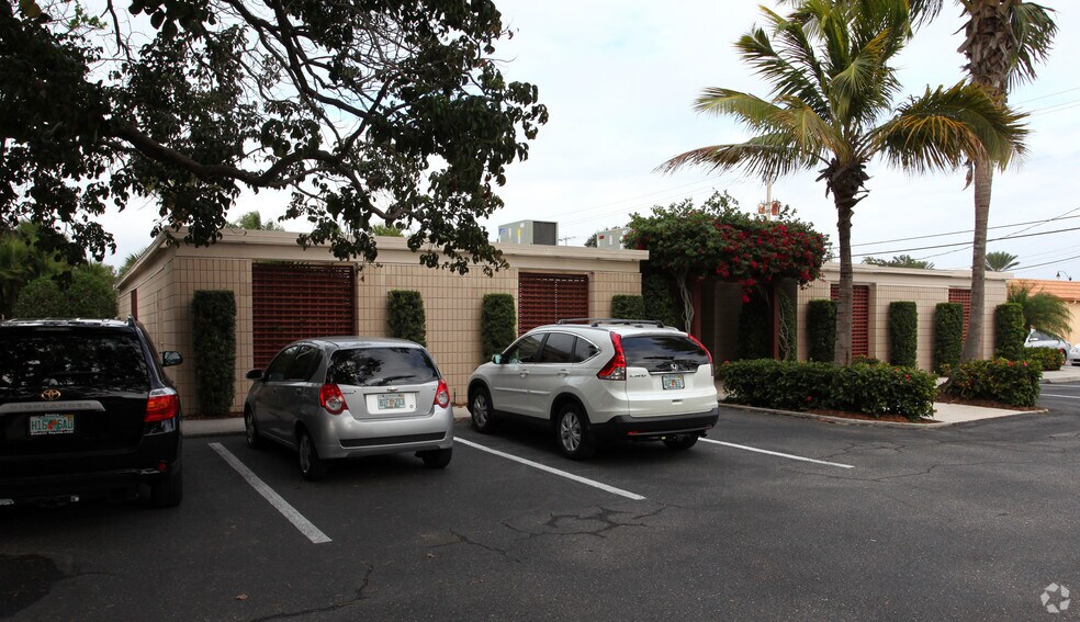 More Photos Of 321 Nokomis Ave S, Venice Medical For Lease
