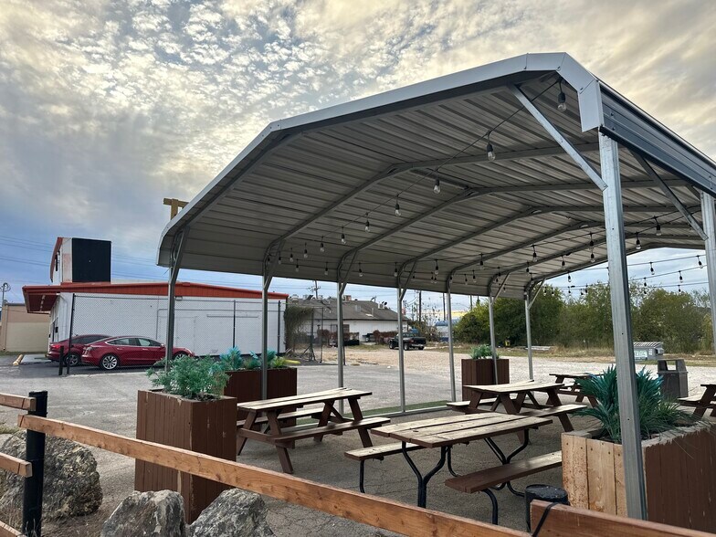 More Photos Of 7819 S Pipers Creek, San Antonio Freestanding For Sale