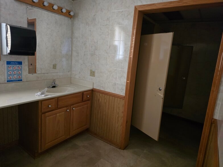 More Photos Of 401 E 5th St, Pinconning Distribution For Sale