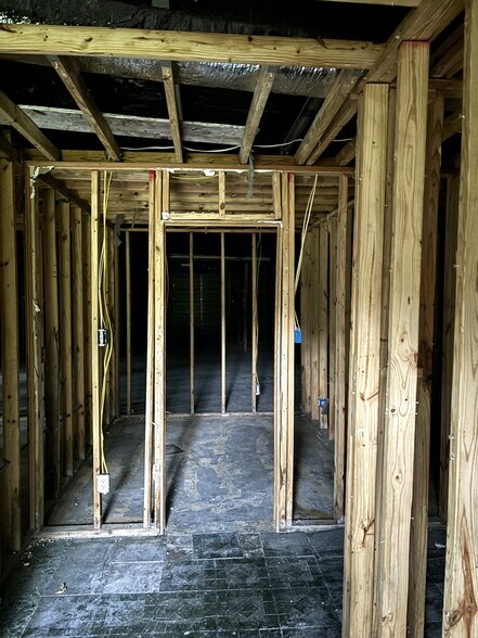 More Photos Of 610 New York St, Navasota Flex For Sale