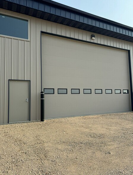 More Photos Of 2976 73rd St, Atkins Flex For Lease