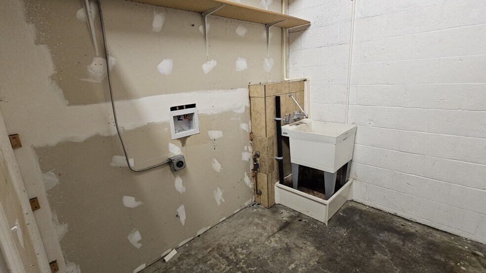 More Photos Of 946 Washington Way, Longview Storefront Retail Office For Lease