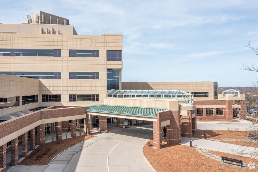 More Photos Of 6000 University Ave, West Des Moines Office For Sale