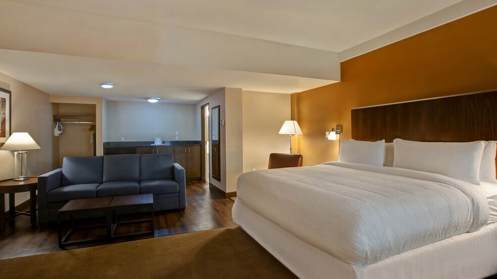 More Photos Of 500 Hamilton Blvd, Peoria Hotel For Sale