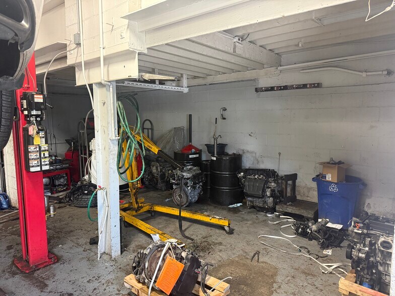 More Photos Of 1845 Freemansburg Ave, Easton Auto Repair For Lease