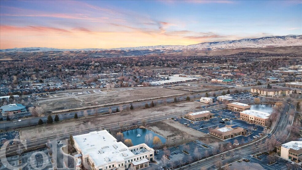 More Photos Of 441 E Riverside Dr, Eagle Restaurant For Lease