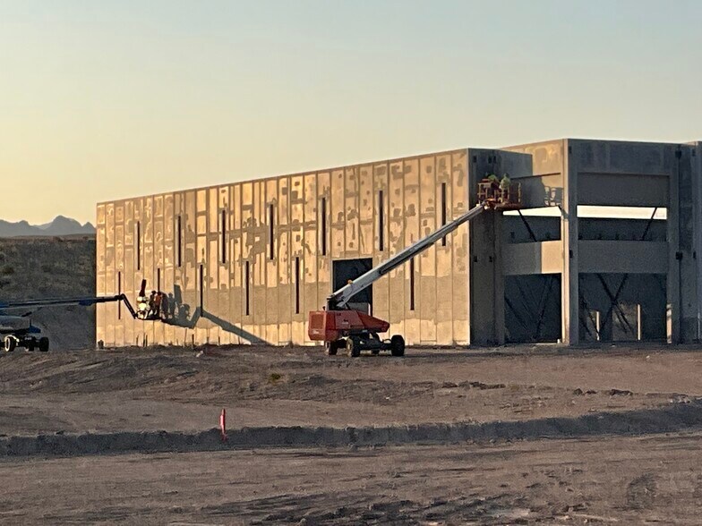 More Photos Of Laughlin Ranch Blvd, Bullhead City Warehouse For Lease