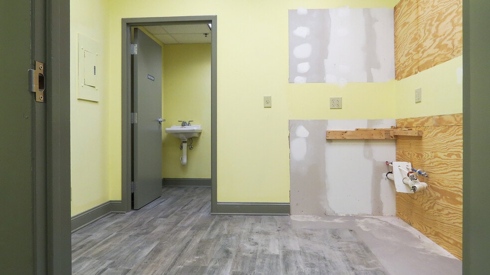 More Photos Of 2626 Brown Ave, Manchester Unknown For Lease