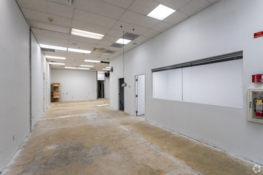 More Photos Of 6 Terri Ln, Burlington Light Distribution For Lease