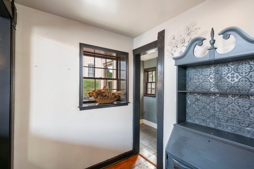 More Photos Of 901 Franklin Ave, Lexington General Retail For Sale