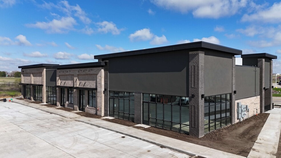 More Photos Of 10100 Plum Dr, Urbandale Restaurant For Lease