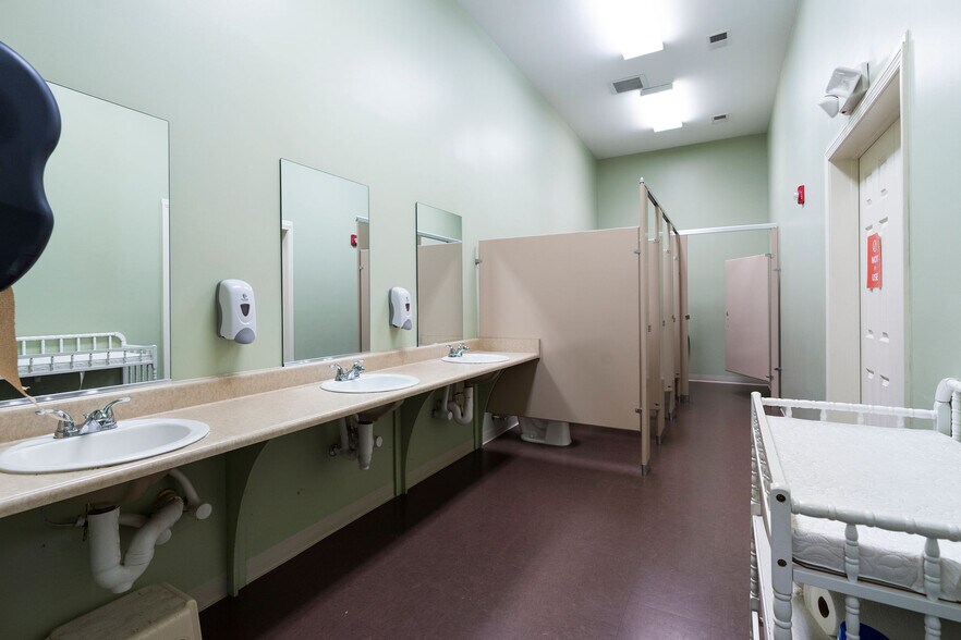 More Photos Of 65 Walnut Grove Rd SE, Cartersville Storefront Retail Office For Sale