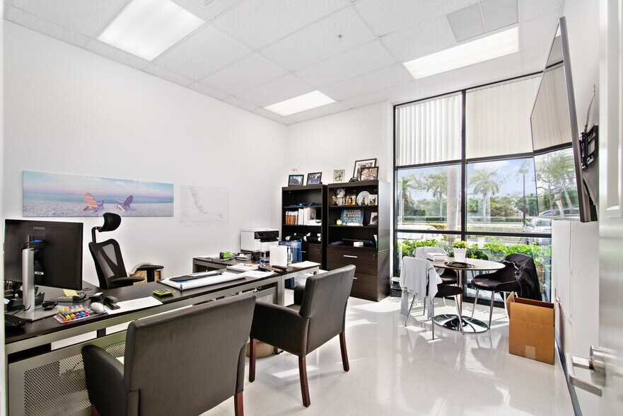 More Photos Of 2805-2889 N Commerce Pky, Miramar Distribution For Lease