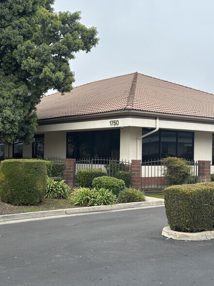 More Photos Of 220 S Akers St, Visalia Medical For Sale