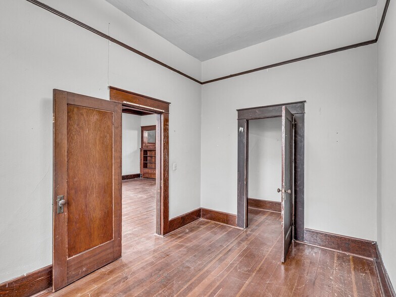More Photos Of 811 E 1st St, Newberg Storefront Retail Residential For Lease