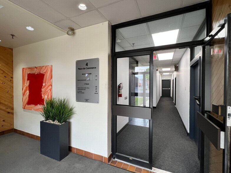 More Photos Of 4 Pl Du Commerce, Brossard Office For Lease