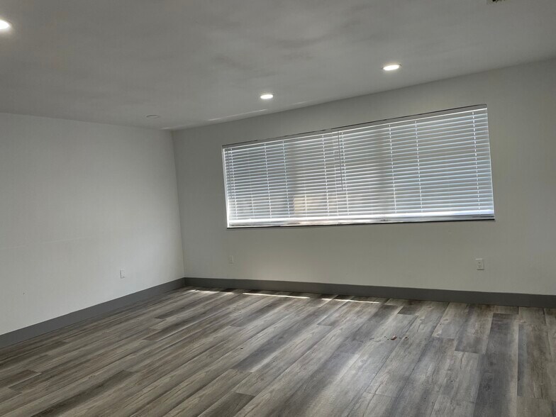 More Photos Of 944 Country Club Blvd, Cape Coral Warehouse For Lease