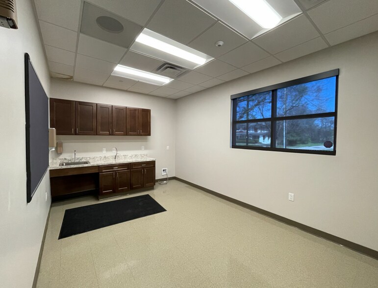 More Photos Of 201 W 5th St, Bonham Medical For Lease