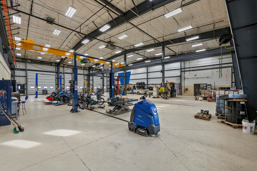 More Photos Of 371 Prospector Dr, Evanston Freestanding For Sale