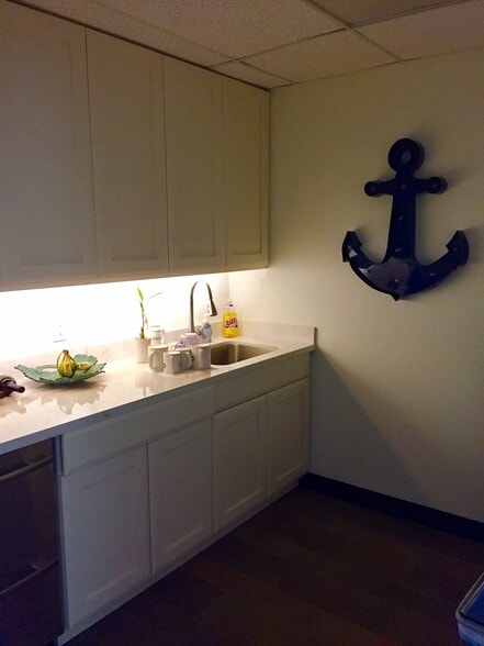 More Photos Of 100 N Hill Dr, Brisbane Light Manufacturing For Lease