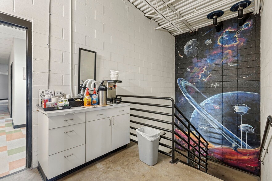 More Photos Of 413 S Arthur Ave, Louisville Flex For Sale