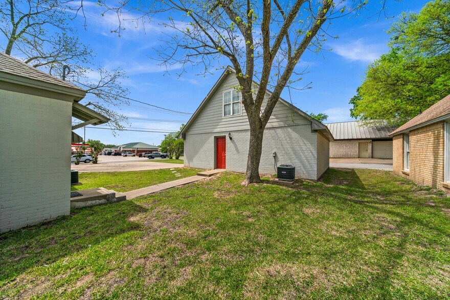 More Photos Of 209 S Main St, Lindale Loft Creative Space For Sale