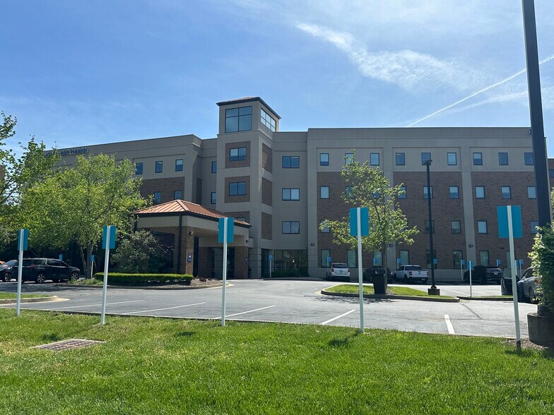 More Photos Of 160 N Eagle Creek Dr, Lexington Medical For Lease