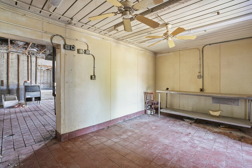 More Photos Of 16541 San Carlos Blvd, Fort Myers Restaurant For Sale