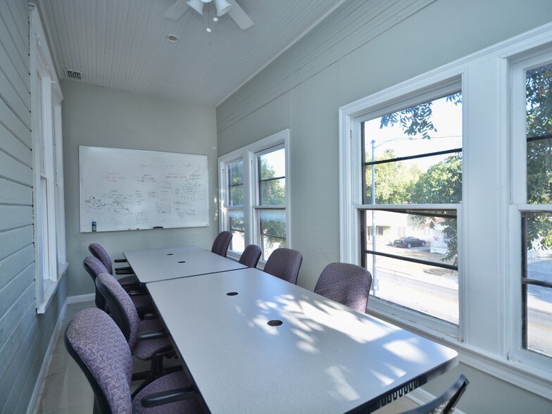 More Photos Of 2125 E Cesar Chavez St, Austin Office For Lease