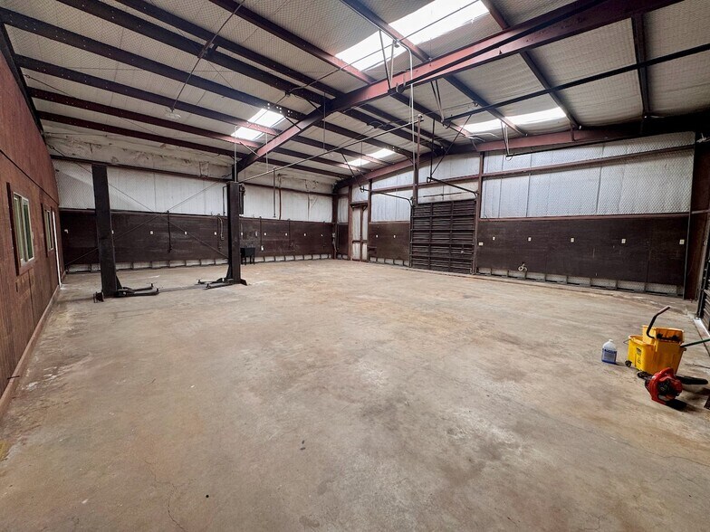 More Photos Of 1501 Lillian Ave, Jourdanton Flex For Lease