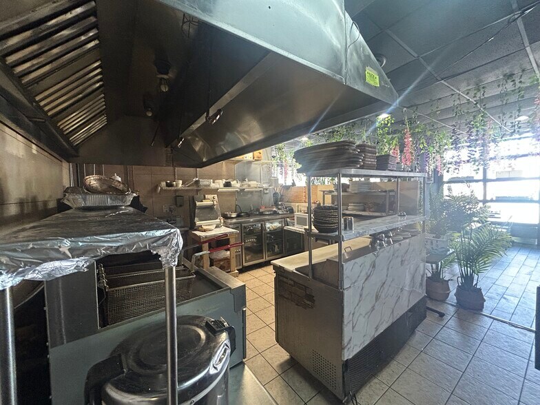 More Photos Of 4846 McKnight Rd, Pittsburgh Auto Repair For Lease