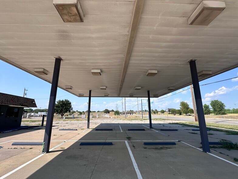 More Photos Of 3801 S Seneca St, Wichita Freestanding For Lease