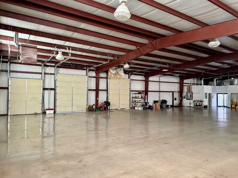 More Photos Of 254 Greenhouse Rd, Bentonville Flex For Lease
