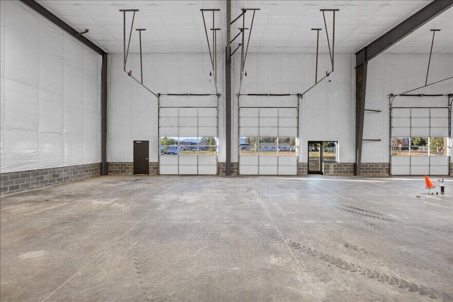 More Photos Of 163-171 Bateman Dr, Medford Light Manufacturing For Lease