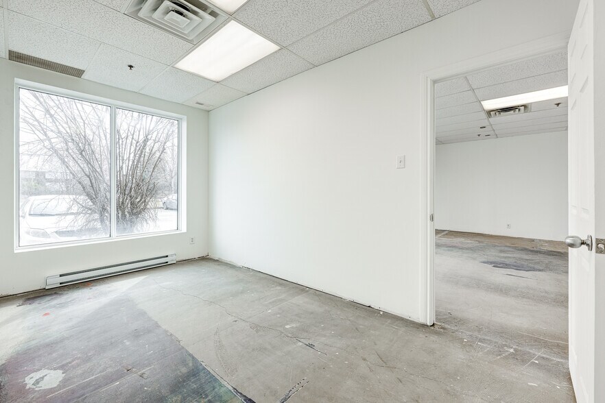 More Photos Of 35 Rue De Lauzon, Boucherville Warehouse For Lease