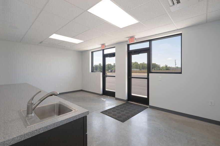 More Photos Of 7200 Old Liberty Road, Powell Flex For Lease
