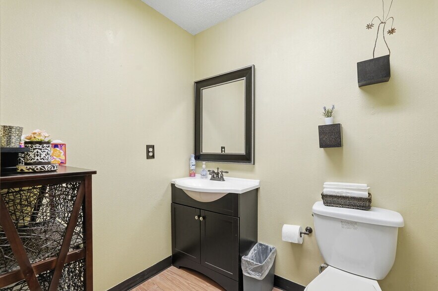 More Photos Of 516 Lakeview Rd, Clearwater Medical For Lease