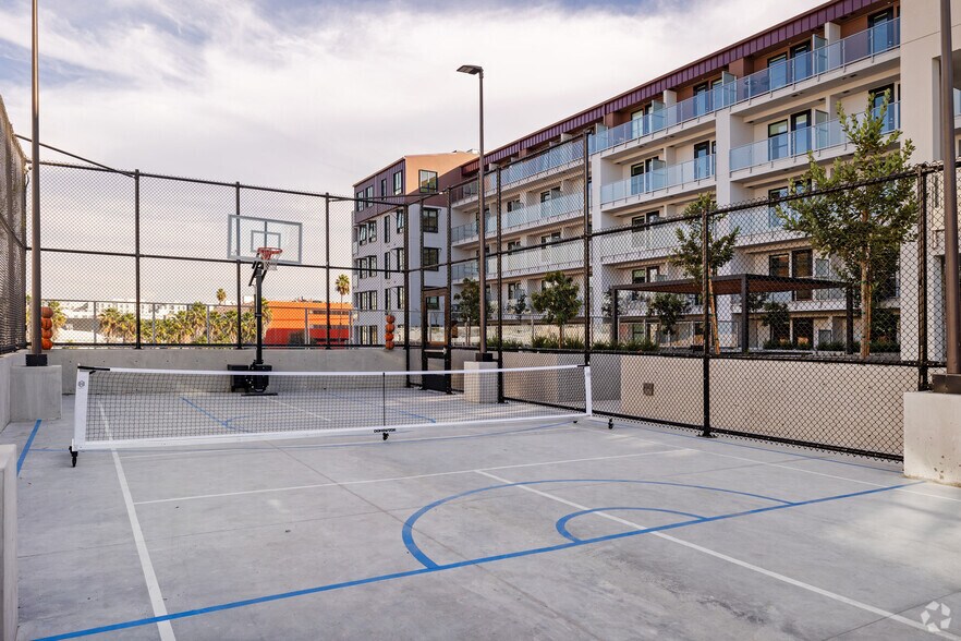 More Photos Of 6933 Santa Monica Blvd, Los Angeles Apartments For Lease