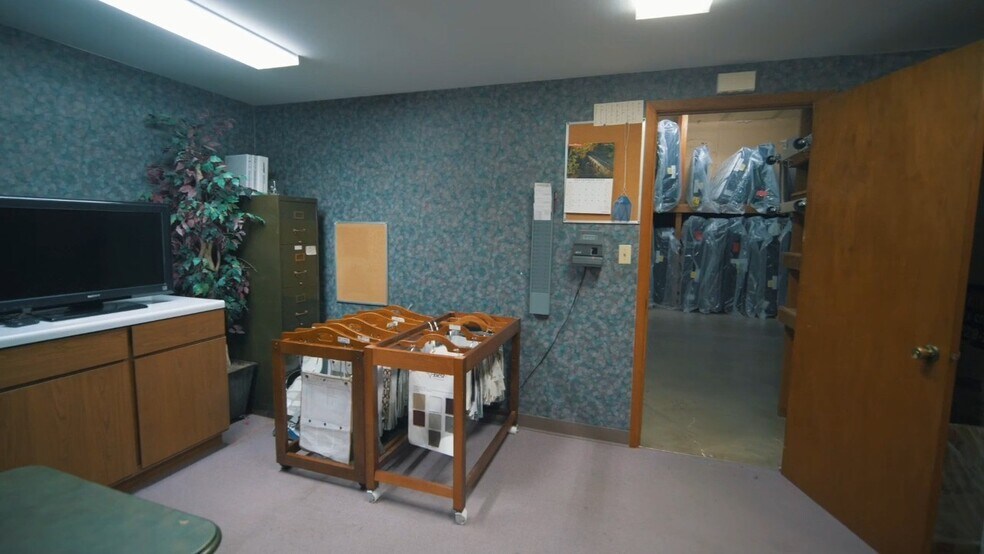 More Photos Of 101 9th St, Charles City General Retail For Sale