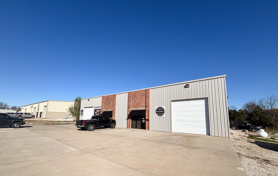 Primary Photo Of 1532 N Commercial, Nixa Warehouse For Lease