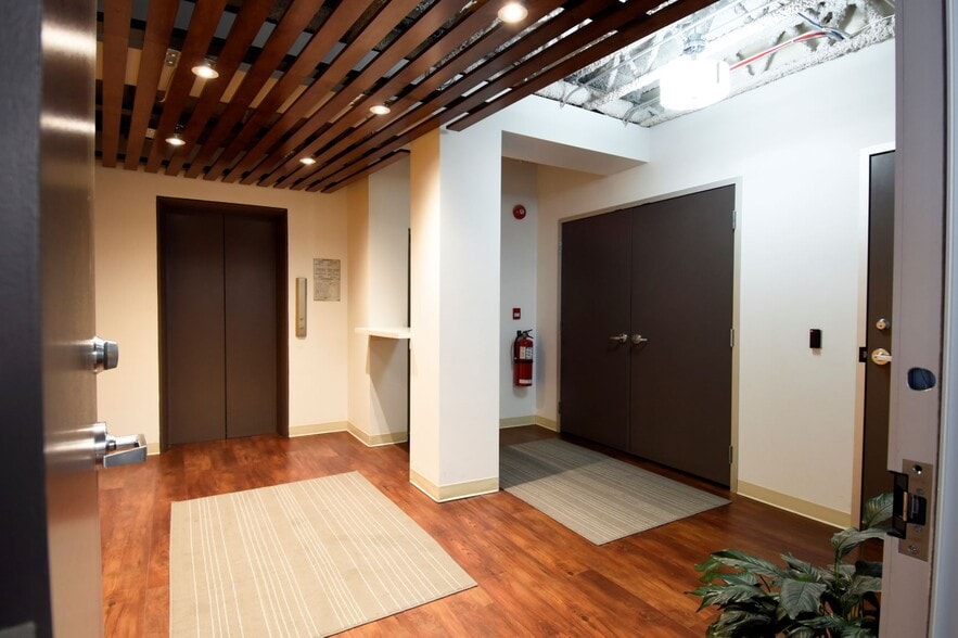 More Photos Of 396 Cooper St, Ottawa Office For Lease