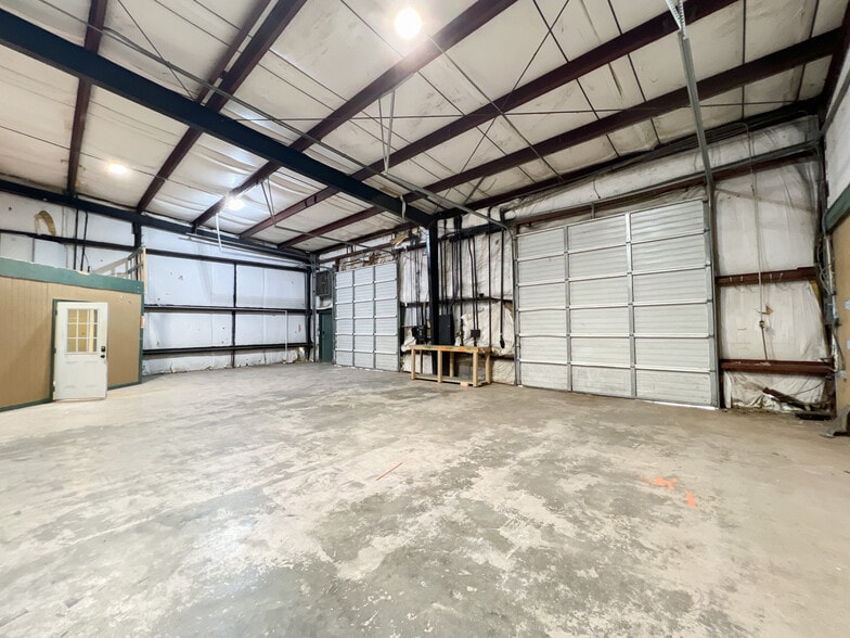 More Photos Of 200-210 Pailet Dr, Harvey Flex For Lease