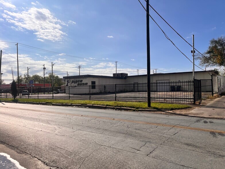 More Photos Of 4921 Ross Ave, Dallas Auto Dealership For Lease