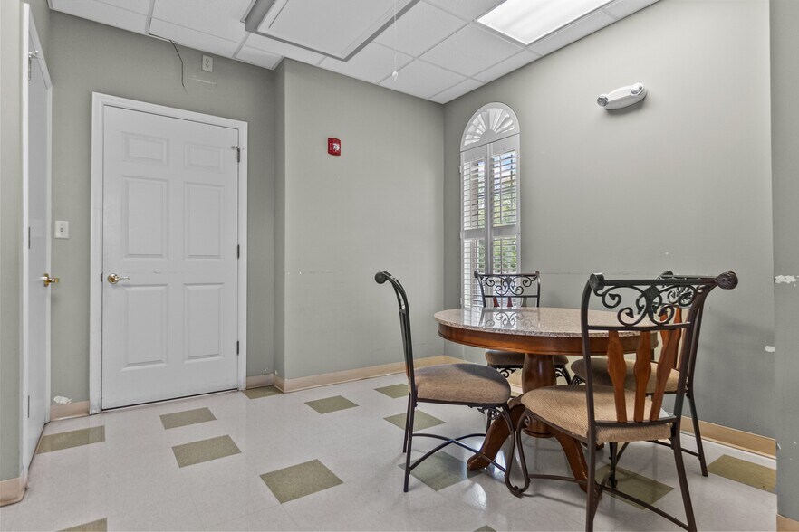 More Photos Of 239 Cedric St, Leesburg Office For Sale