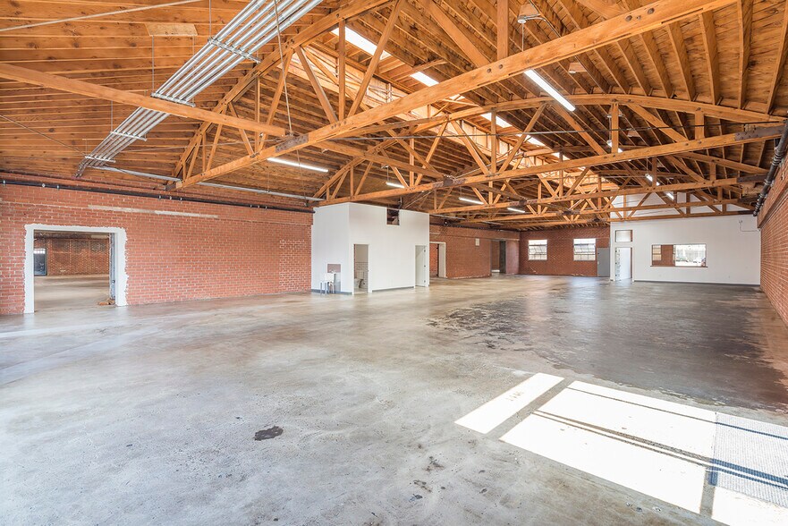 More Photos Of 1458 E 58th Pl, Los Angeles Showroom For Lease