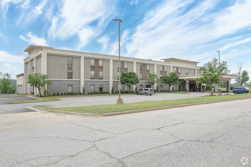 More Photos Of 7852 W Parkway Blvd, Tulsa Hotel For Sale