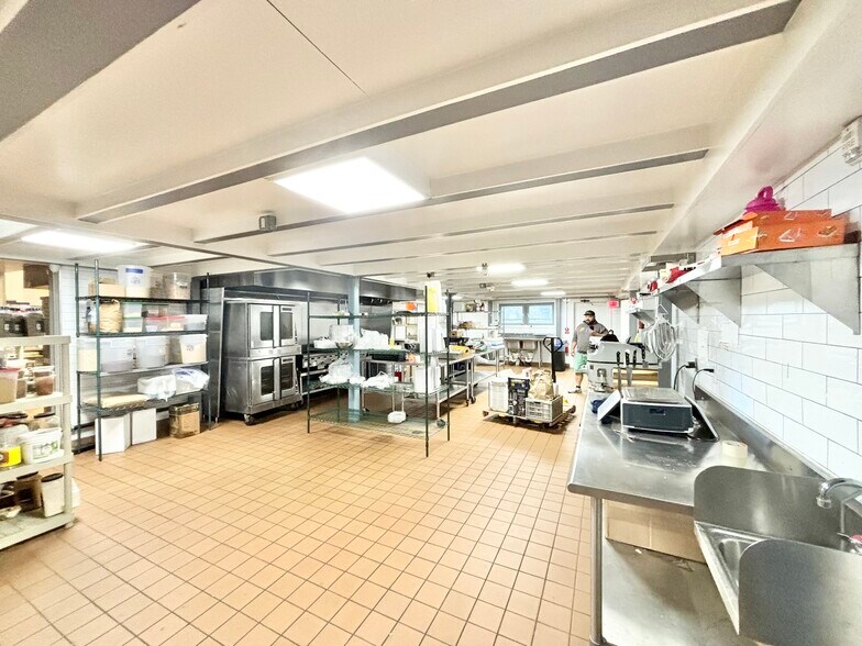 More Photos Of 47 Larkin St, Stamford Warehouse For Lease